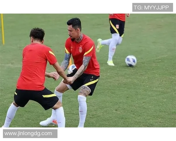 足球场上戴耳环的球星们个性与风采兼具的时尚潮流探讨