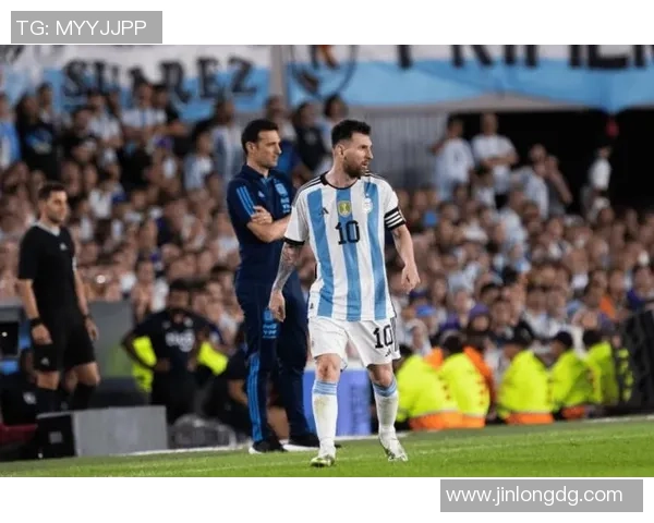 足球传奇谢幕之战回顾：球迷泪目致敬的最后一场比赛