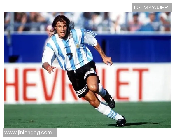 足球巨星全身动作解析 技巧与风采尽展无遗 足球巨星全身动作解析 技巧与风采尽展无遗